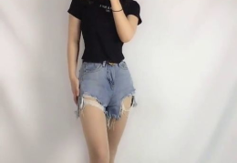 18岁海滩小姐姐是谁,青春活力，魅力四射的夏日女神