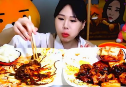 外国小姐姐吃年糕加面,外国小姐姐的独特年糕面食体验